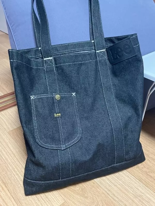 진짜 편하고 좋네요! 맨날 들고 다니고 있어요~ 수납도 넉넉하니 추천합니당