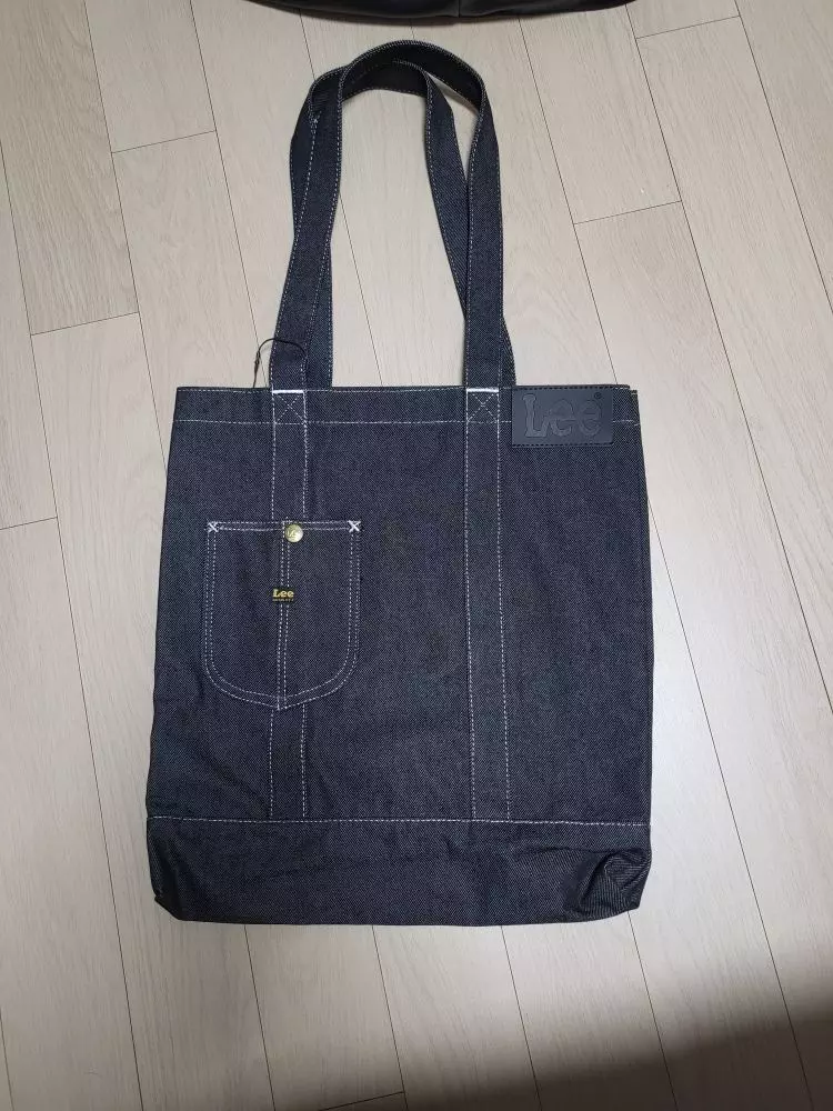 로고도 너무 튀지않게 예쁘게 잘있고 가방안이 생각보다 커서 많이 들어갈거같아요!