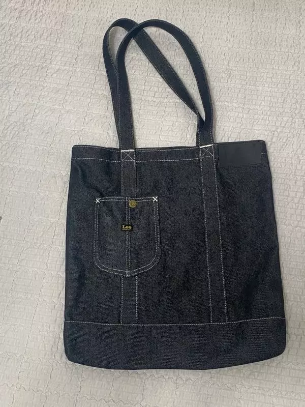 생지바지랑 입으면 찰떡끈이 길고 니콜슨 토트백처럼 손을 끝까지 넣어야 하는게 단점이