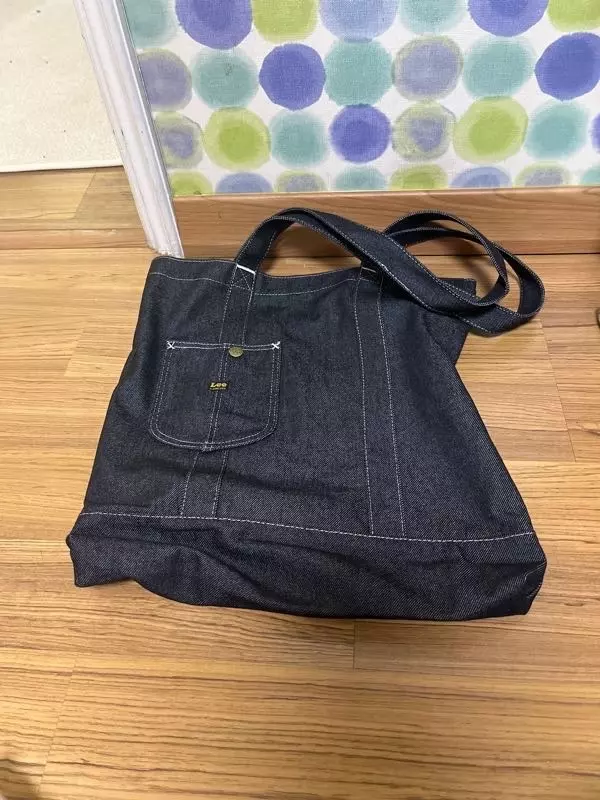 색감이 적당하게 어두워서 예쁘고 자잘한 수납공간이 많아서 편해요