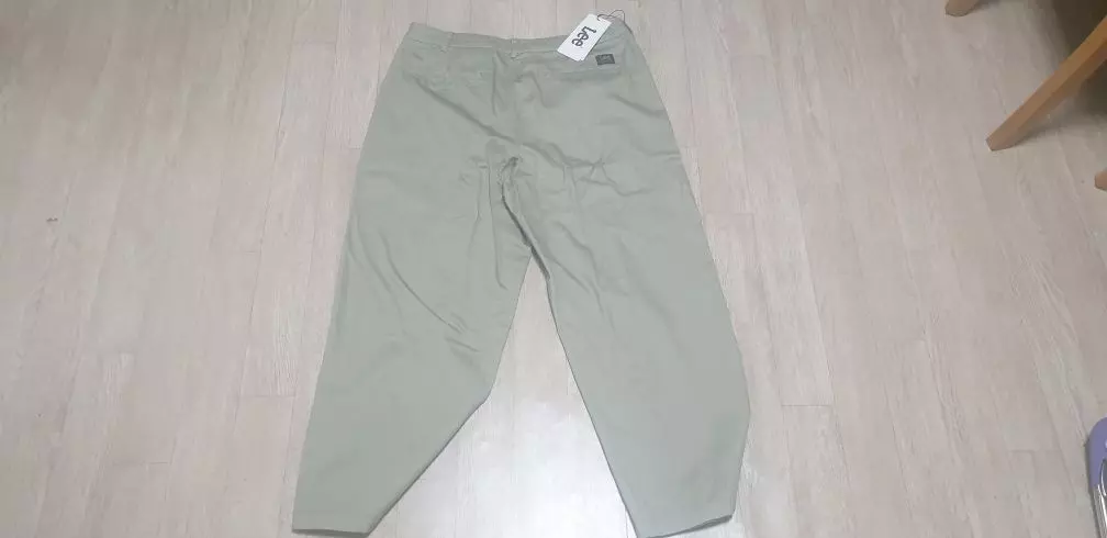 색상은 밝은 베이지인줄 알았지만 어두운 카키색을 띠고 있네요 그래도 핏하나는 죽여줍