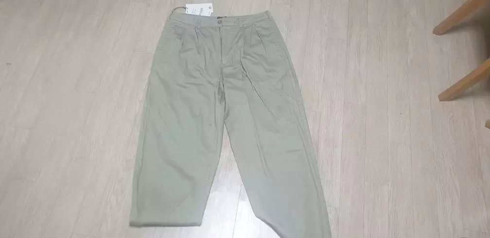 색상은 밝은 베이지인줄 알았지만 어두운 카키색을 띠고 있네요 그래도 핏하나는 죽여줍