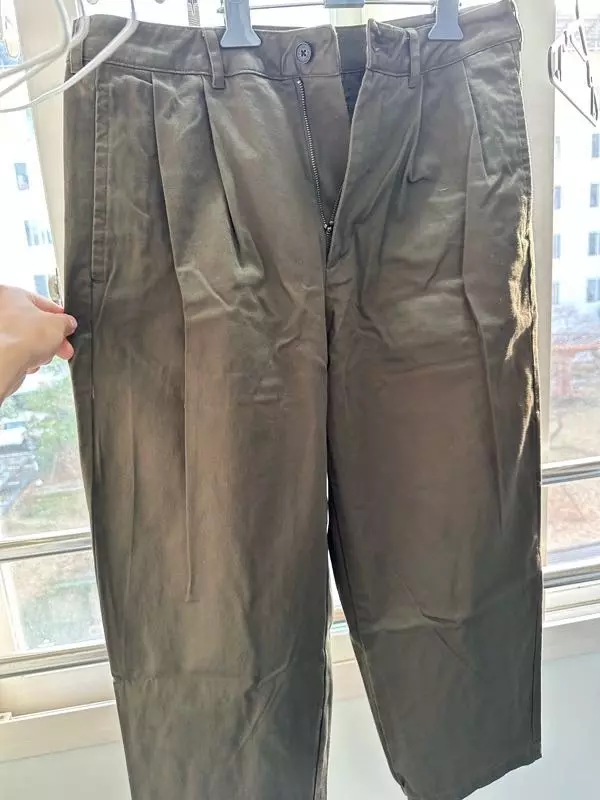 생각보다는 통이 넓었어요 그래도 색감은 예뻐서 좋아요 잘 입을게요!