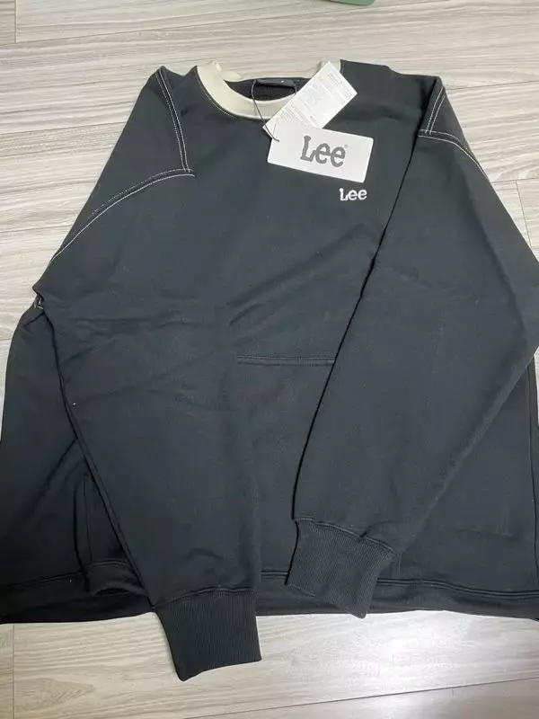 오 많이 커요LEE제품은 좀 많이 크게나오네용?! 제가 한 번 입어보겠습니다!!아래쪽에 