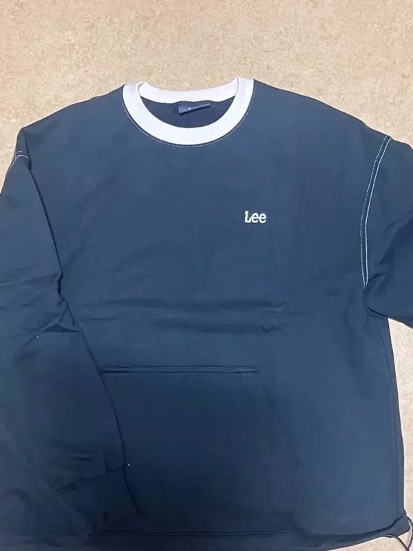 실물이 훨씬 더 예쁘고 두께도 딱 적당해서 지금부터 여름 전까지 자주 입을 수 있을 것