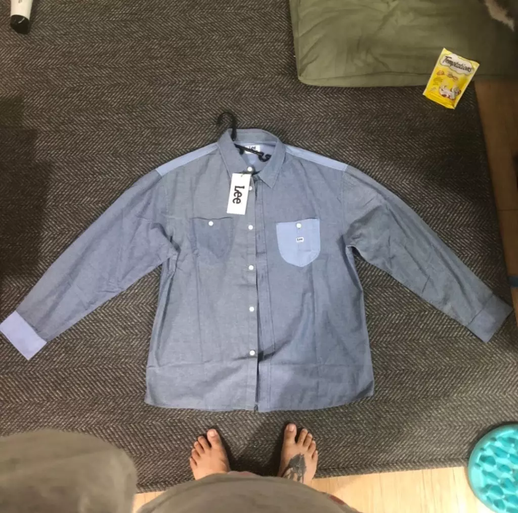 두께가 좀 두꺼워서 옷전체를 잡아줬으면 하는 아쉬움이있어요그대신 시원할것같긴합니