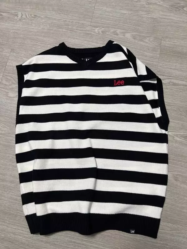 예뻐요 스트라이프무늬 니트베스트에요 요즘 유행임