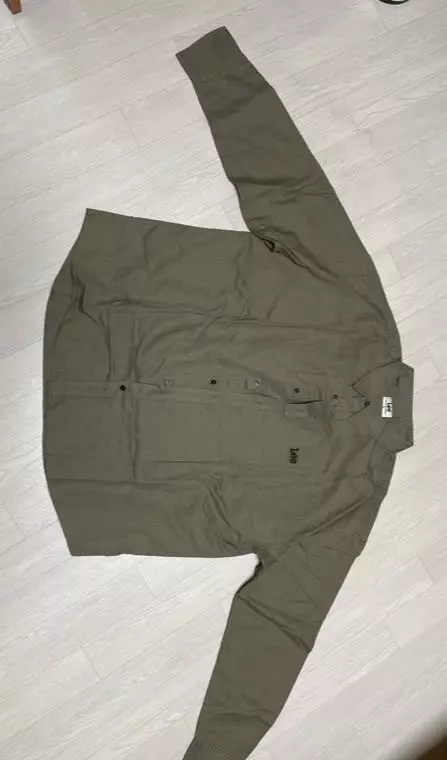 색감 괜찮고 통이 조금 크지만 힙하게 입을 수 있어 좋습니다^