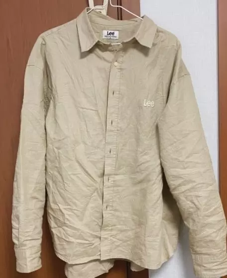 핏 넉넉하고 예뻐요. 겉에 입기에도 단독으로 입기에도 무난하게 다 잘어울립니다.