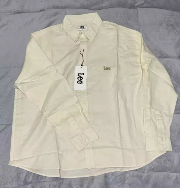 와. . . 진짜 로고 자수 너무 맘에 들고 색감도 예뻐요.코시국 이후로 여름에 절대 반팔