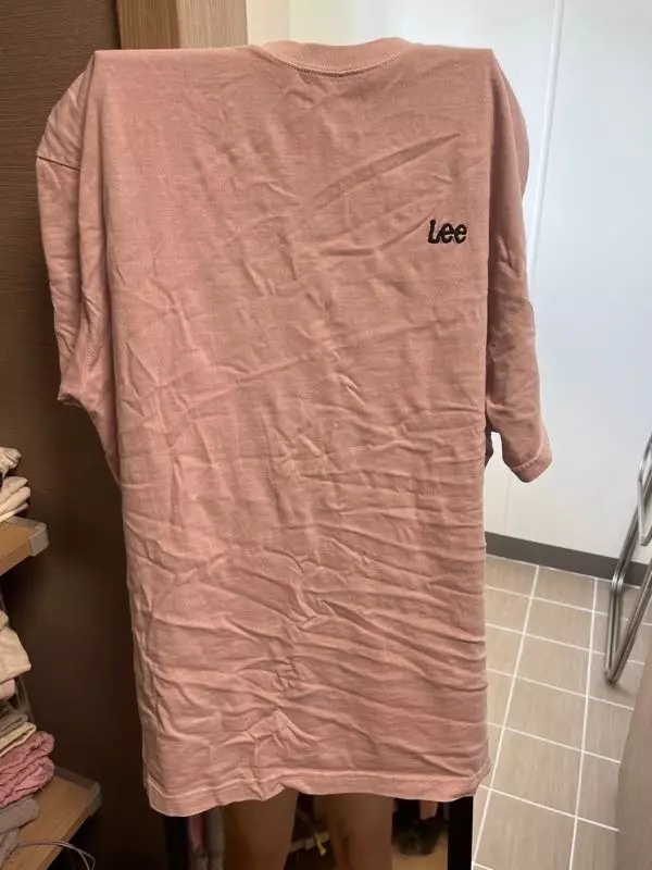 색상 튀지않아 이쁘고핏도 너무 맘에듭니다빨려고 나둿더니 넘 꼬깃하네여 배송은 이쁘