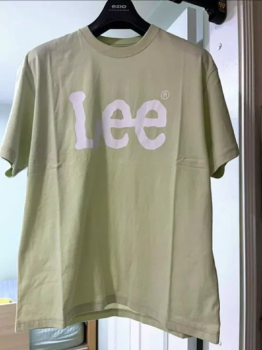 색상도 사진과 동일하고 사이즈도 넉넉해서 오버핏으로 입기에 적당합니다. 색상도 파스