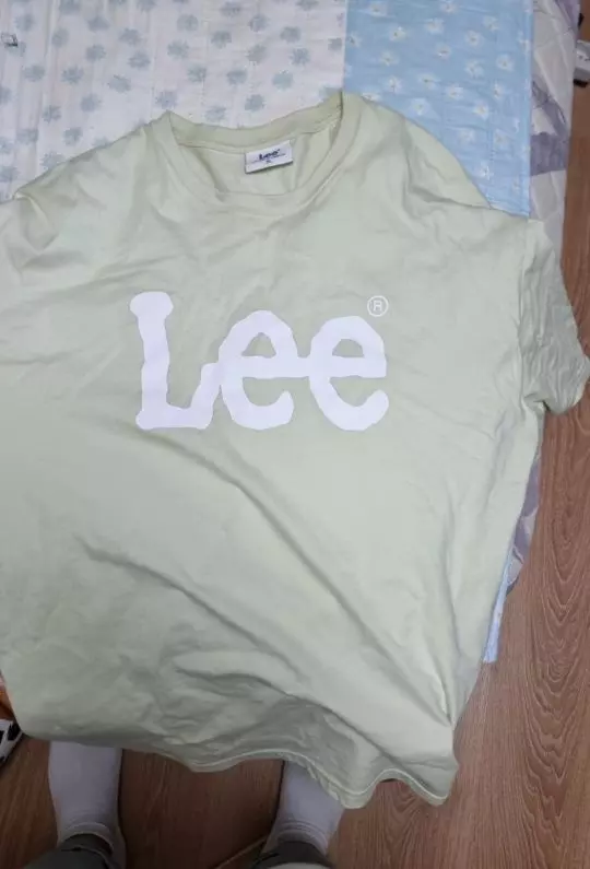 얇아서 여름에 입기 너무 좋은거 같아요 색깔도 원하는 느낌 그대로구요!