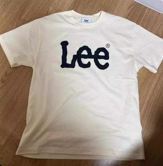 사이즈가 생각보다 오버핏이어서 조금 놀랐지만 오히려 더 이쁜 것 같아요.