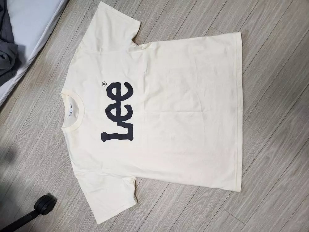 로고도 엄청 이쁘고 적당히 오버핏이라 어깨도 넓어보이고 좋아요