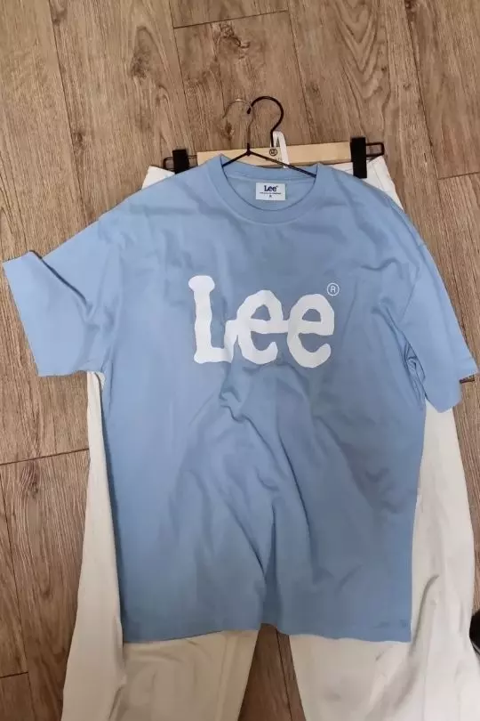 핏 너무 예뻐요.다만같은날 똑같은 상의 입은분을 꽤 만나서...참고를..