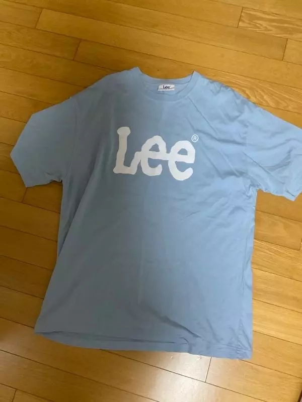 오버핏으로 입으려고 크게 사서 예상은 했지만 많이 크네요 그렇지만 목도 짱짱하고 색