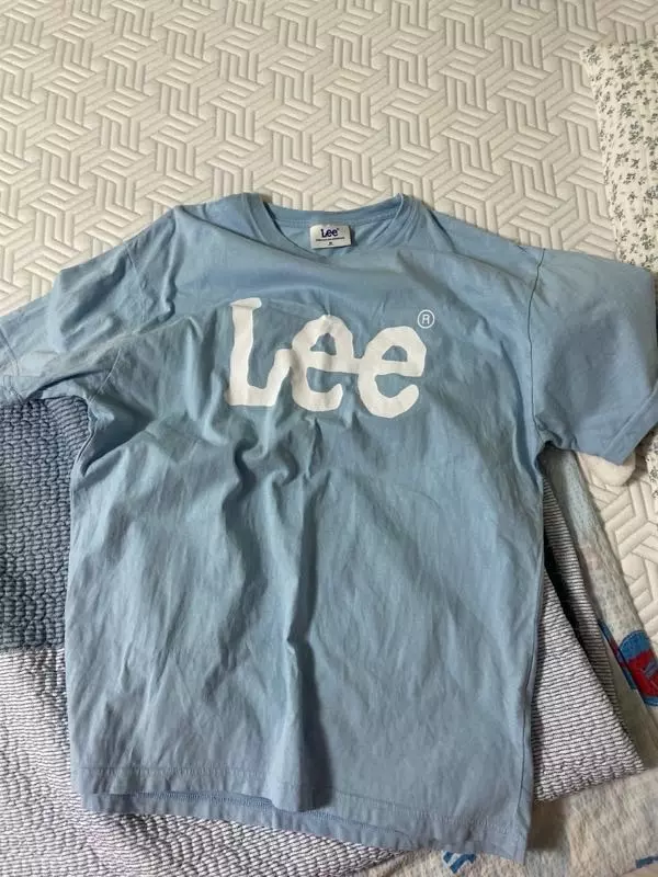 흰색은 흔한데 하늘색은 안 흔한 것 같아요! 근데 이것도 엄청 크니 s도 충분할 것 같아