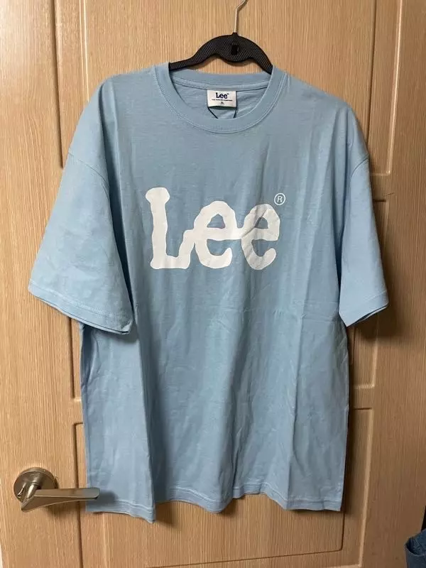 생각했던건보다 두께감은 얇고 색상은 조금더 진하고 어두워요전 조금더 밝고 파스텔을