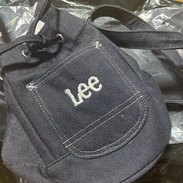 휘뚜루마뚜루 가지고 다닐 가방이 필요해서 샀는데 아주 만족이에욤..! 아무데나 잘어울