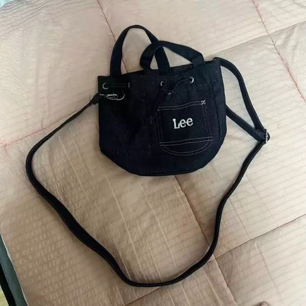 맨날 들고다니는 교복템입니다! 이쁘고 안에 공간많아요!!