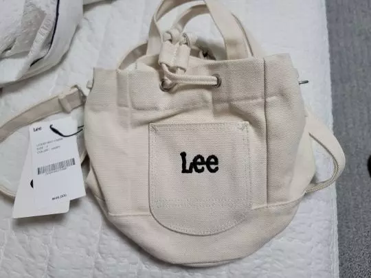 기대 엄청하고 구매했는데 가방끈이 불량으로 왔어요..한번 꼬인상태로 제작된것 같네요