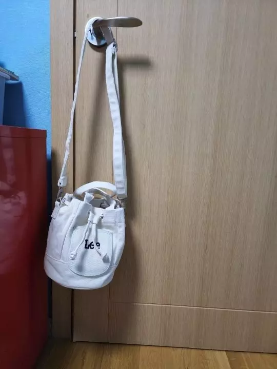 중학생 딸아이가 갖고싶다해서 사줬어요.저런스타일 가방으로 몇 개 브랜드꺼 봤는데LE