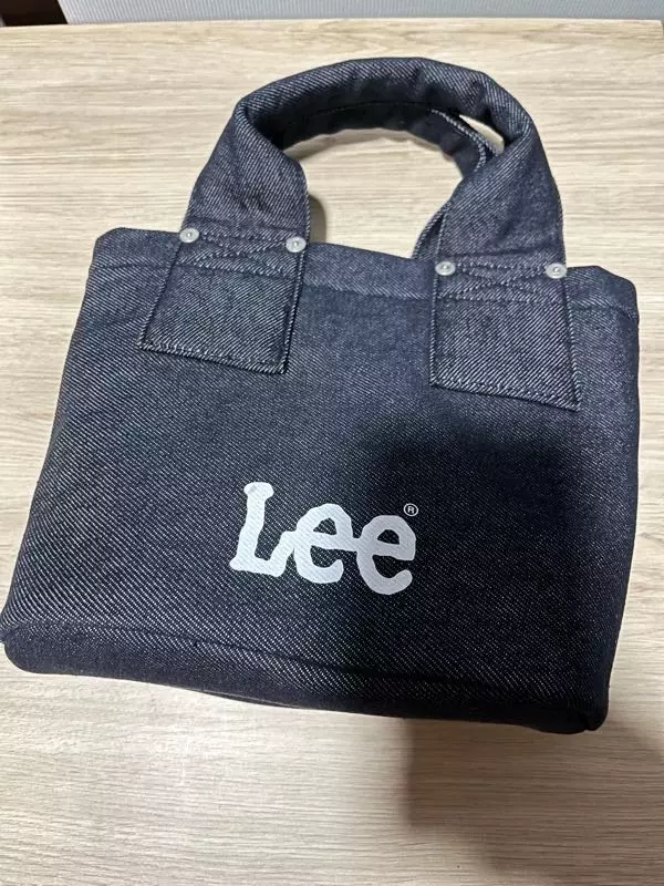 색상도 이쁘고 로고도 적당하게 잘 박혀있어서 마음에 듭니당