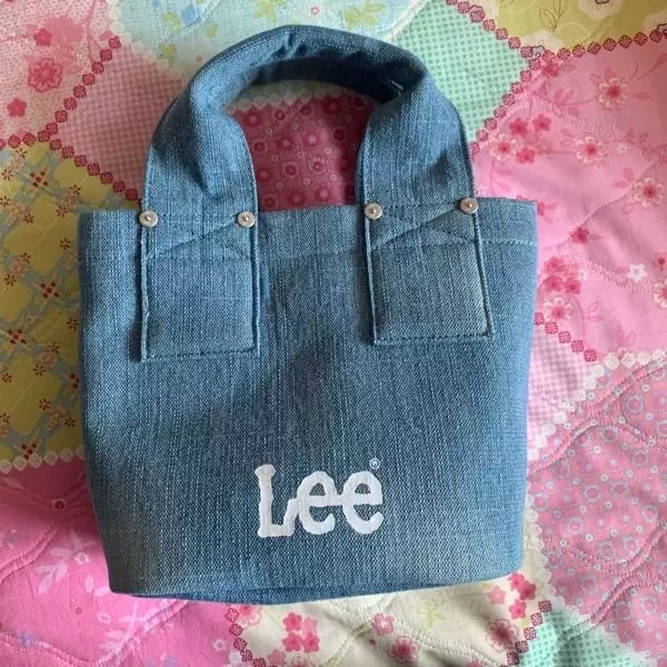 일단 가방이 너무 귀엽고 예뻐요 수납공간도 생각했던것보다 넉넉한거같아요