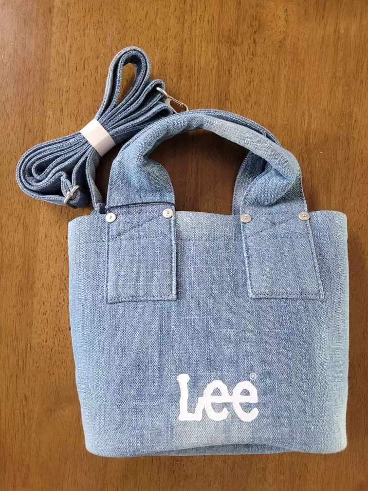 청바지 입고 lee가방 들었더니 너무 예뻐요.수납도 넉넉하고  토트백으로 숄더로 모두잘