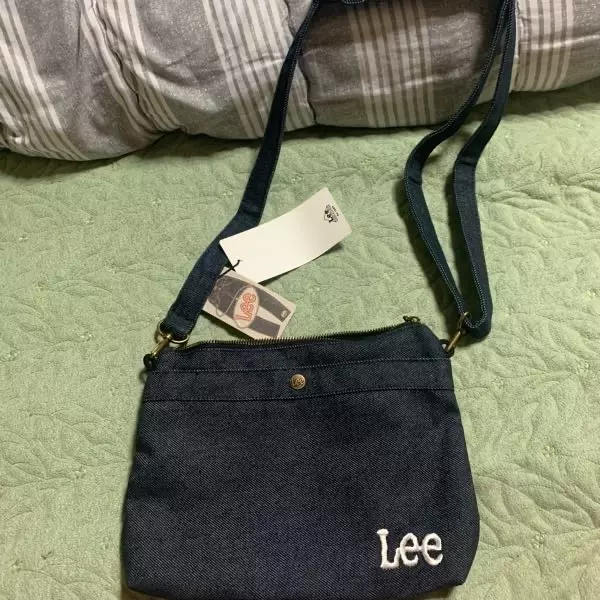 딱 수납공간도 알맞고 너무 이뻐요 진짜 ㅠㅠ흑 길이도 너무 딱 좋고 자크도 있어서 몬