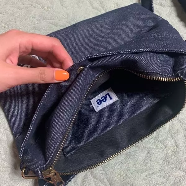 딱 수납공간도 알맞고 너무 이뻐요 진짜 ㅠㅠ흑 길이도 너무 딱 좋고 자크도 있어서 몬