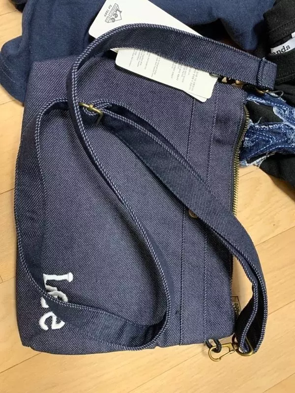 생각보다 사이즈가 크구 딱 일체형으로 돼 있는 느낌이에요 색상은 예뻐요