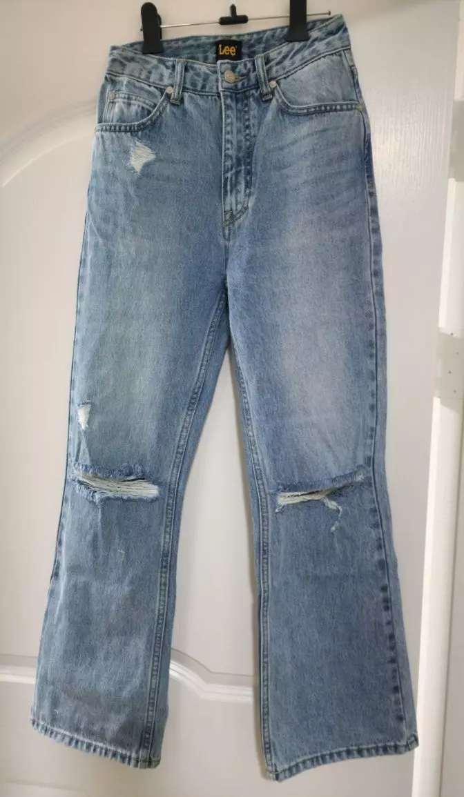 핏이 너무 예뻐요. 워커 스니커즈 다 잘 어울려요.굿