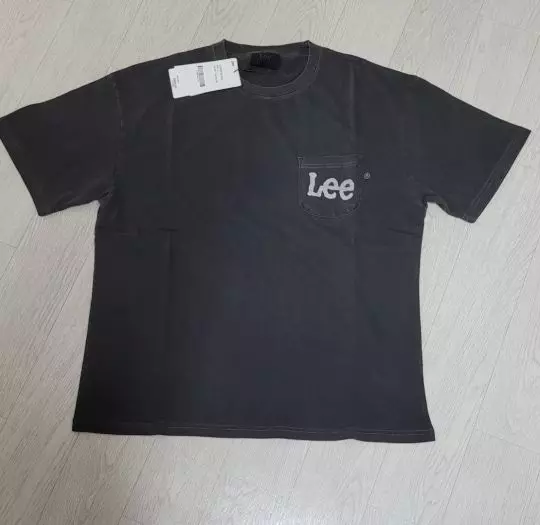 칼하트 티 처럼 빳빳하지 않고  보들보들 얇은 소재네요!루즈하게 입을꺼라 L로 샀더니