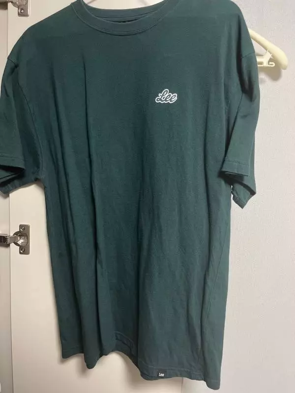 옷 자체는 탄탄한 재질은 아니고 흐물흐물함에 가깝습니다! 색감은 이쁜데 핏이 실망스