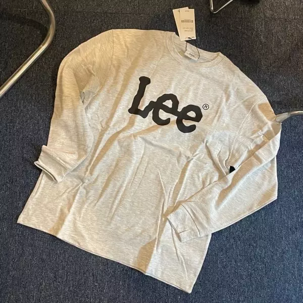 옷이 얇긴한데 기본 내의마냥 엄청 얇진않고 일반 티셔츠 보단 두툼한 것 같아요! 핏도