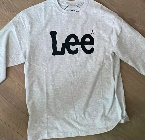 여름에도 긴팔 잘 입어서 샀는데 약간 두꺼워요 리 로고가 검정색으로 있어서 포인트되