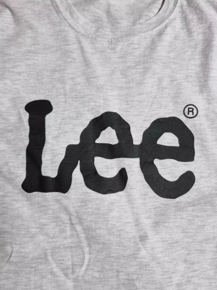 색은 밝은 편이고 사이즈 정사이즈예요Lee 로고가 커요