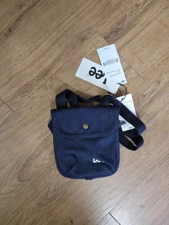 이쁘고 사이즈도 적당해요!데님 재질이라 포인트 주기도 좋아요