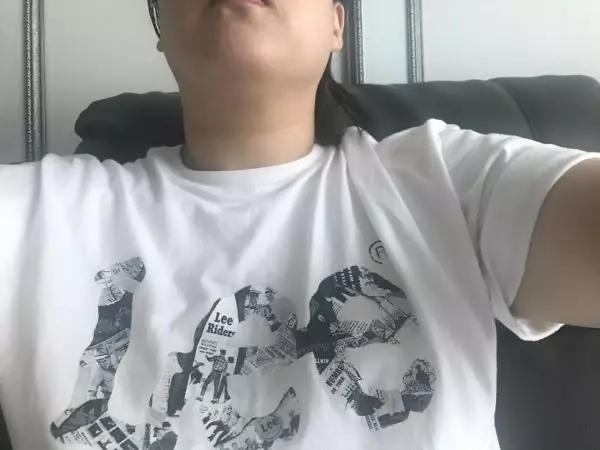 사이즈선택을잘못해서 ㅠ한사이즈. 즉게. 주문햇어야는댕 걍. 박시하게 잘입고다녀요