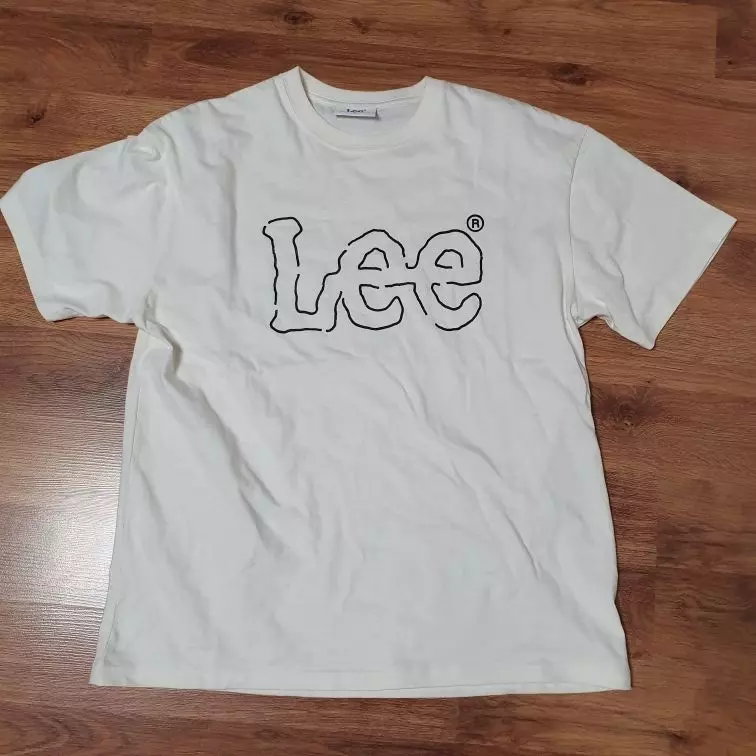 여름에 편하게 입기좋아요길이가 좀기네요그래도 깔끔하니 이뻐요