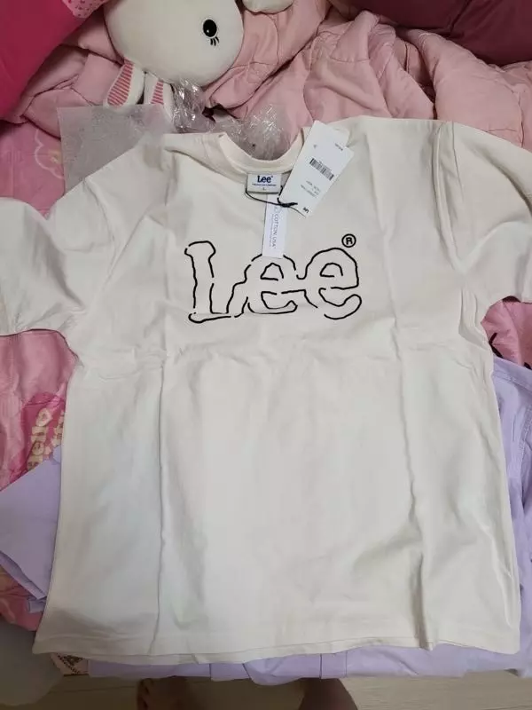 아이보리 색상에 깔끔한 디자인이라 코디하기 좋고 예뻐요 핏도 괜찮고 재질도 맘에듭니