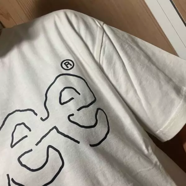 스몰사이즈 유니섹스95사이즈정도 예요! 적당히 루즈핏 원했는데 딱이네요! 요가복 위에