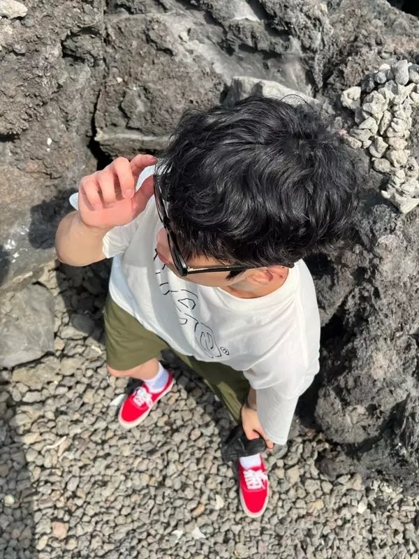 제가 원래 큰 로고 있는 티는 잘 안 입는데 이옷은 예뻐서 바로 구매했습니다 입으니까