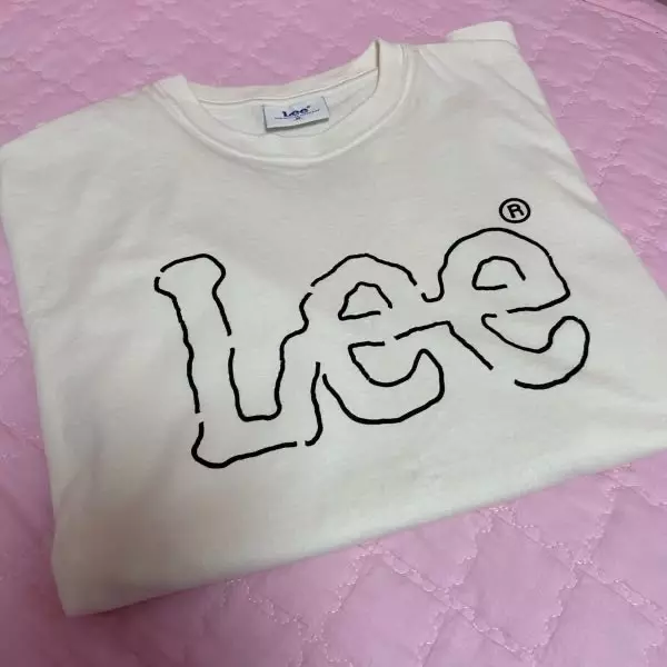 디자인 , 핏 , 색상 다 맘에들어용 크게 입는거 좋아해서 M사이즈 샀는데 좋아하는 핏이