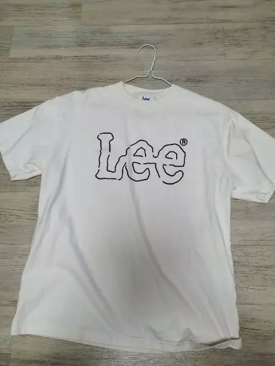 로고가 이뻐서 구매했는데 역시나 이쁘네요 사이즈는 루즈핏입니다