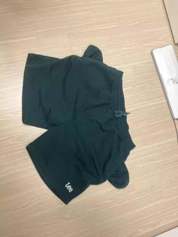 좀 두꺼운데 그래도 핏이 이뻐요돼지사이주라 살짝 작은거 같디만그래도 잘 맞아요.. 그