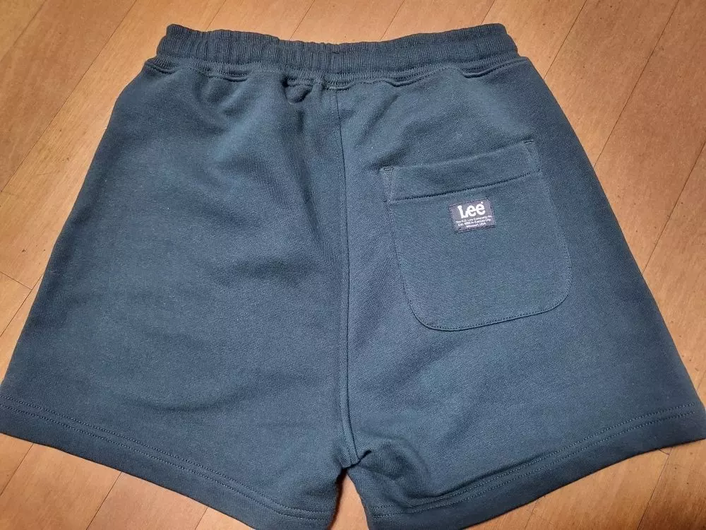 도톰해서 핏이 살고 뒤에 로고포인트가 귀엽네요