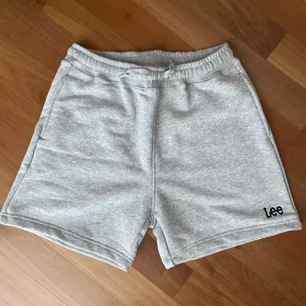 길이가 짧은 편이긴한데 편하게 잘 입을 수 있을거같아요